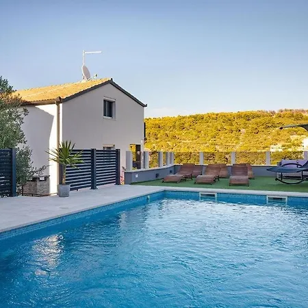 Nikola شقة تروغير